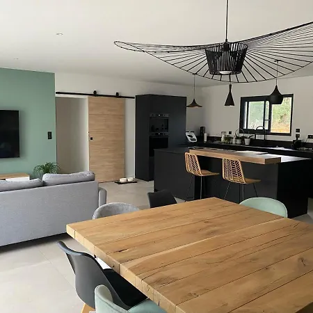 La Parenthese House, 6 Beds,pool,forest View בית נופש לבן