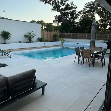 La Parenthese House, 6 Beds,pool,forest View *